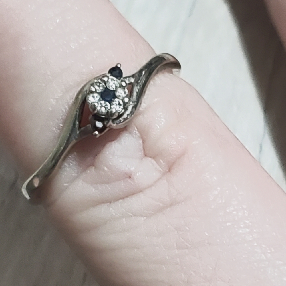 Elegant 10kt white gold and Black Stone Ring